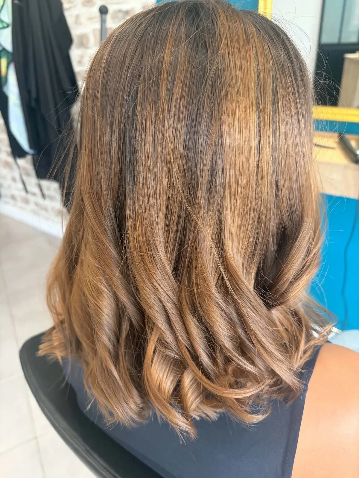 Balayage lumineux et coiffage wavy réalisés au salon BRUNA coiffure