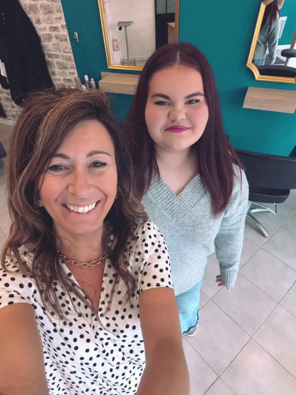 Bruna et son apprenti vous accueillent dans leur salon à Provin