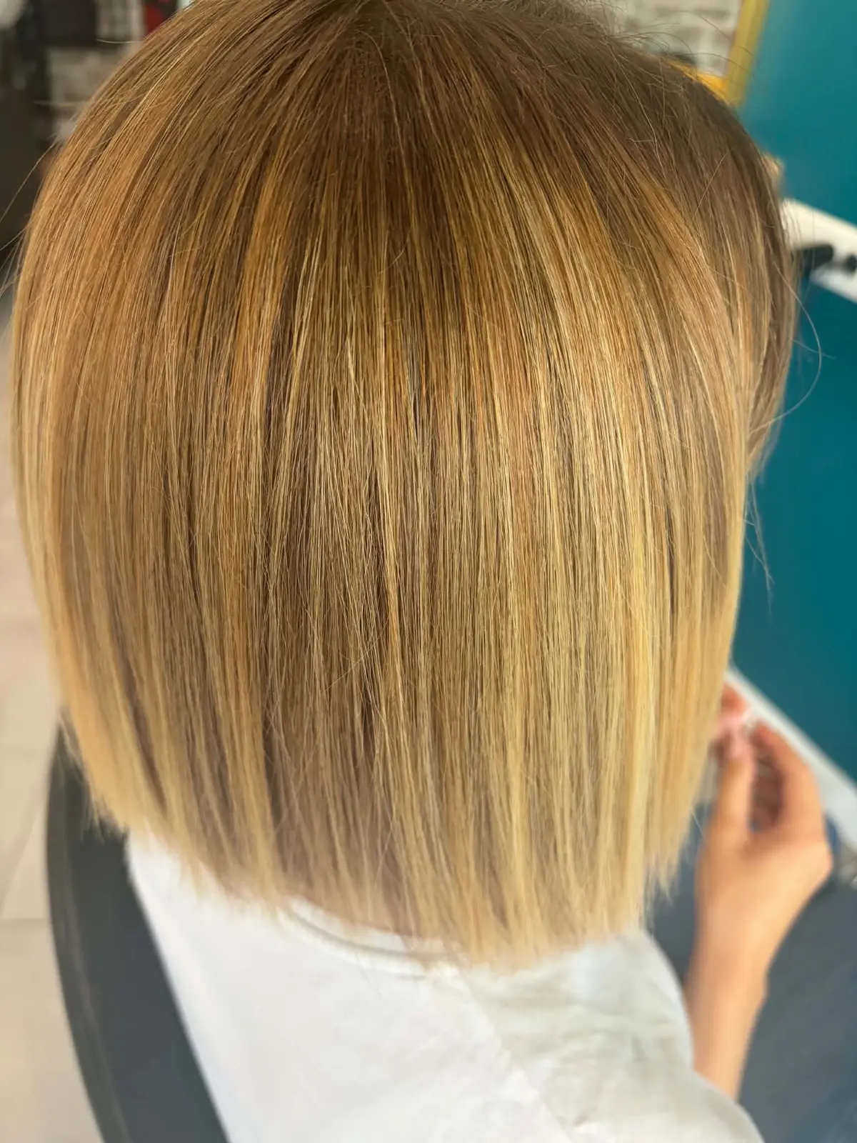 Carré blond lumineux réalisé chez BRUNA coiffure