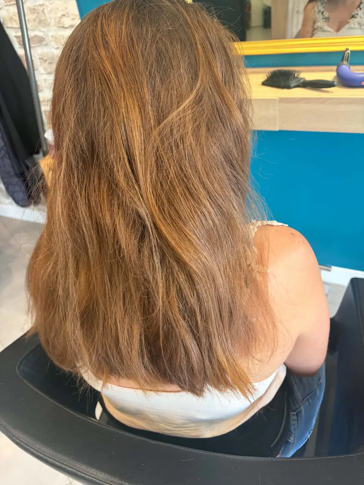 Cheveux longs naturels coiffés chez BRUNA coiffure à Provin