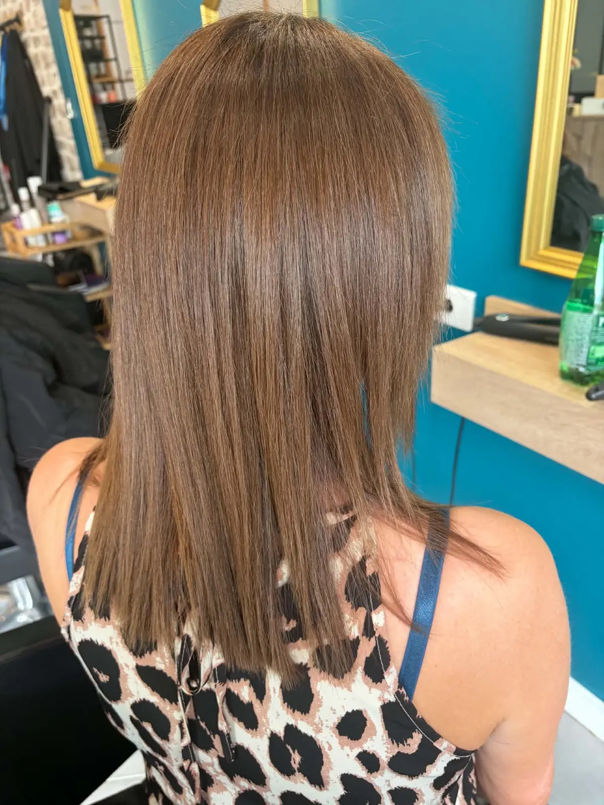Cheveux longs lisses et brillants après coiffage